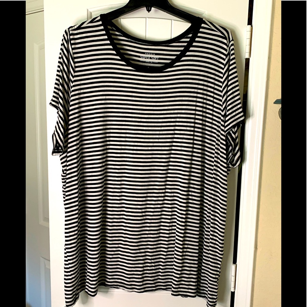 Torrid black and white striped shirt. Size 5.